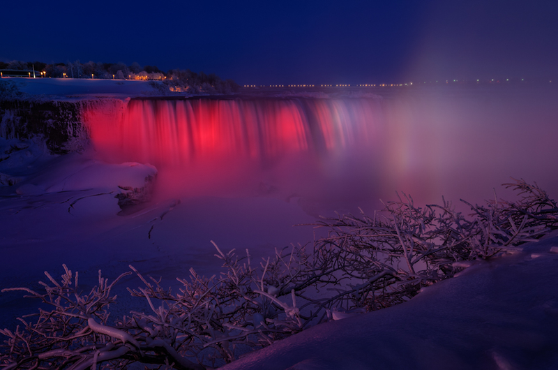 Illustration for article titled A frozen Niagara Falls light show looks like a magical wonderland